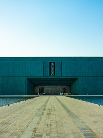 七月川西红 走一条有温度的红色地图，在雪山草甸间遇见历史